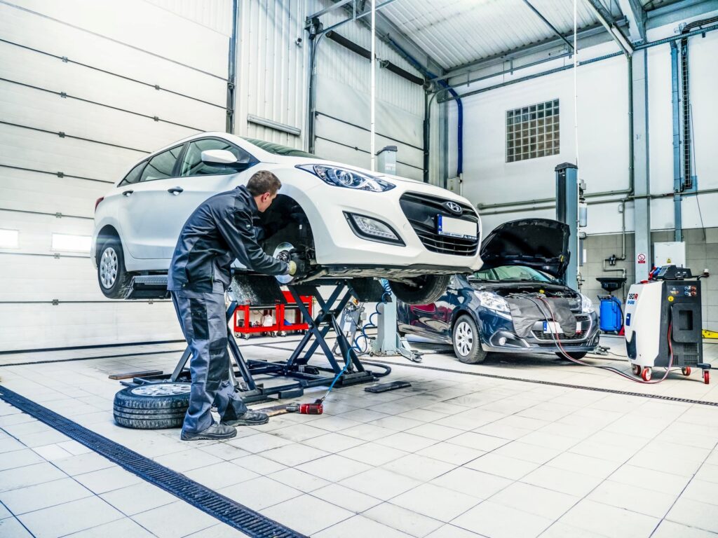Profesjonalny mechanik w&nbsp;serwisie SM Logistic podczas pracy przy aucie